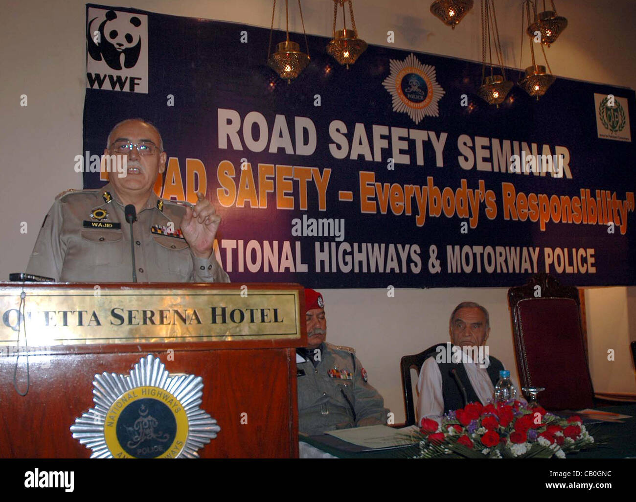 La Police d'autoroute IG.Wajid Ali Khan répond à la sécurité routière séminaire sur la responsabilité de la route Safety-Everybodys lieu à un hôtel à Quetta, le mardi, 15 mai 2012. Banque D'Images
