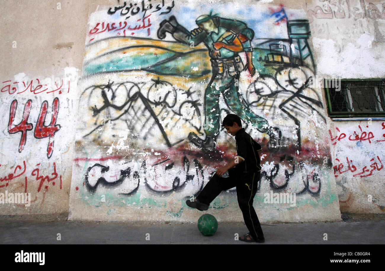13 mai 2012 Rafah, bande de Gaza un enfant palestinien joue à l