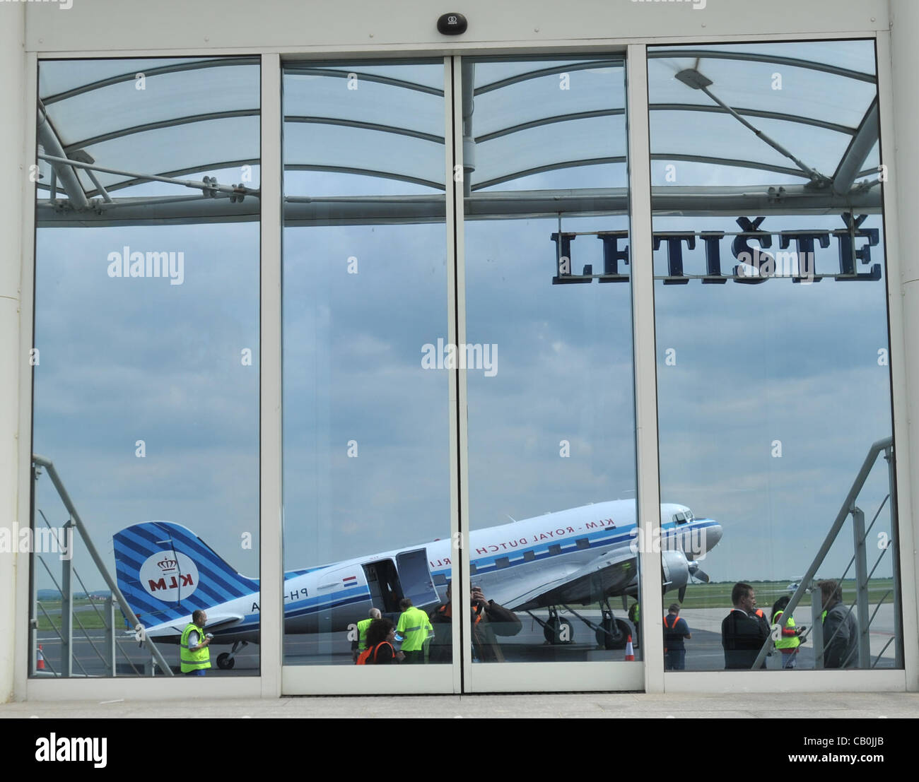 La KLM Royal Dutch Airlines avion transporteur historique Dakota DC-3 a atterri à l'aéroport Ruzyne de Prague, République tchèque le 15 mai 2012. (CTK Photo/Stan Peska) Banque D'Images