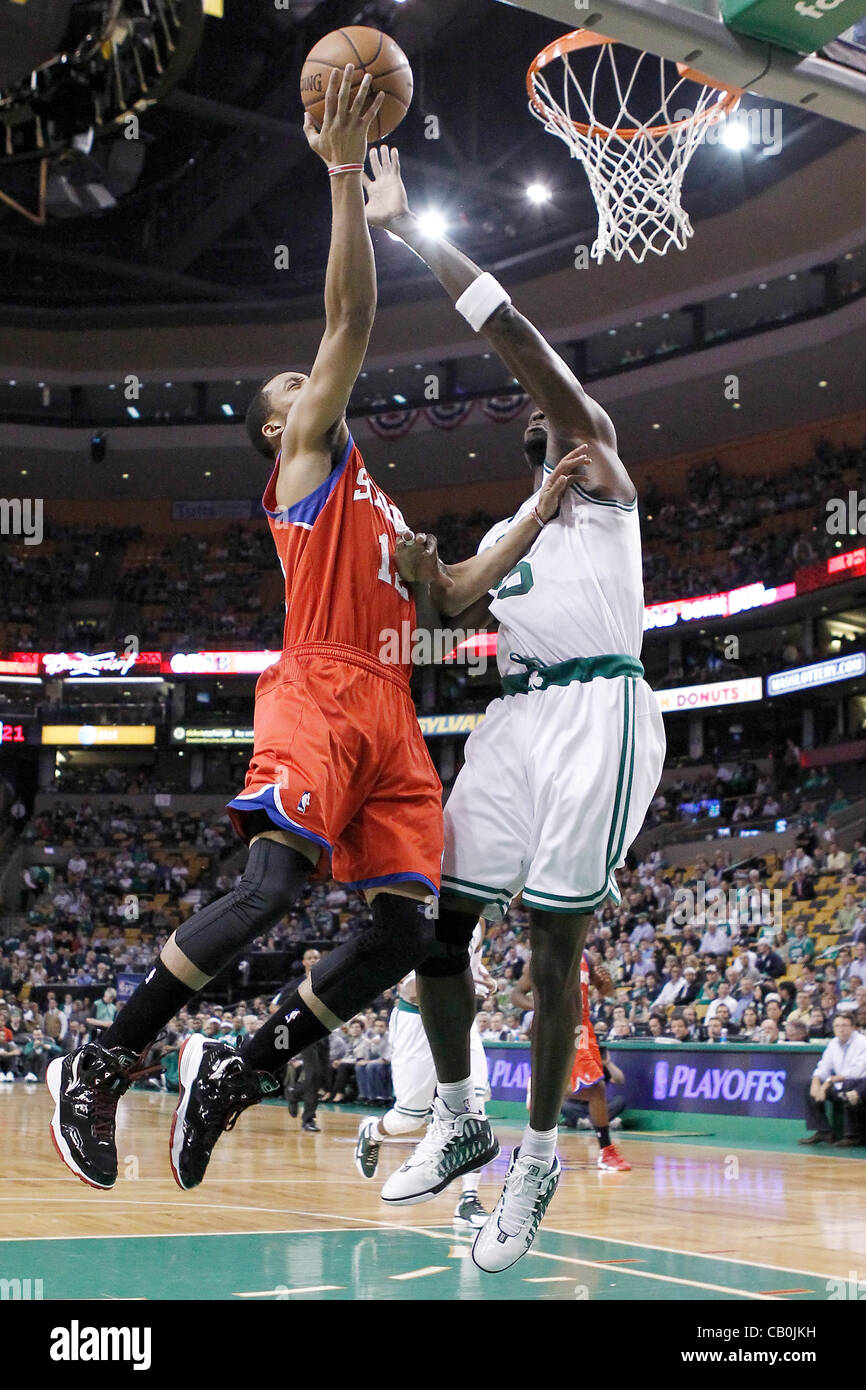 14.05.2012. Boston, Massachusetts. Philadelphia Sixers shooting guard Evan Turner (12) va pour la layup contre Boston Celtics avant Kevin Garnett (5) au cours de la Philadelphia Sixers 82-81 victoire sur les Celtics de Boston, dans le jeu 2 de la demi-finale de conférence de l'Est de la série éliminatoire, à e Banque D'Images