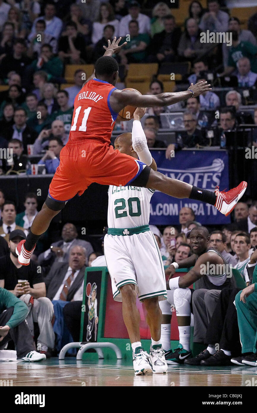 14.05.2012. Boston, Massachusetts. Philadelphia Sixers Jrue Holiday point guard (11) sauts en face de Boston Celtics shooting guard Ray Allen (20) au cours de la Philadelphia Sixers 82-81 victoire sur les Celtics de Boston, dans le jeu 2 de la demi-finale de conférence de l'Est de la série éliminatoire, à l'Banknor TD Banque D'Images