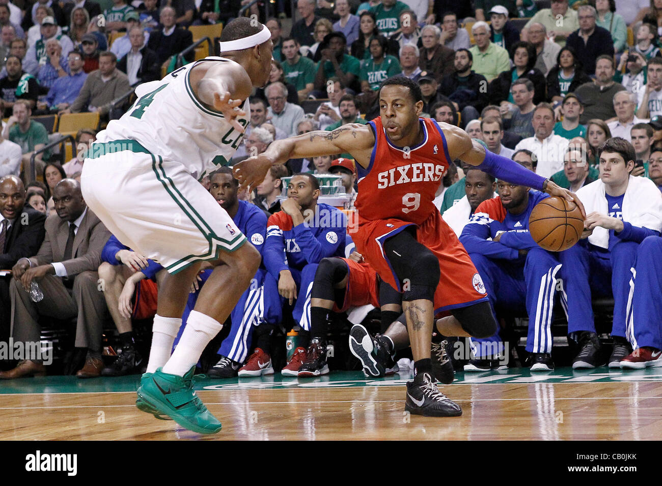 14.05.2012. Boston, Massachusetts. Boston Celtics Paul Pierce (petit 34) défend sur Philadelphia Sixers petit ailier Andre Iguodala (9) au cours de la Philadelphia Sixers 82-81 victoire sur les Celtics de Boston, dans le jeu 2 de la demi-finale de conférence de l'Est de la série éliminatoire, au TD Banknorth G Banque D'Images