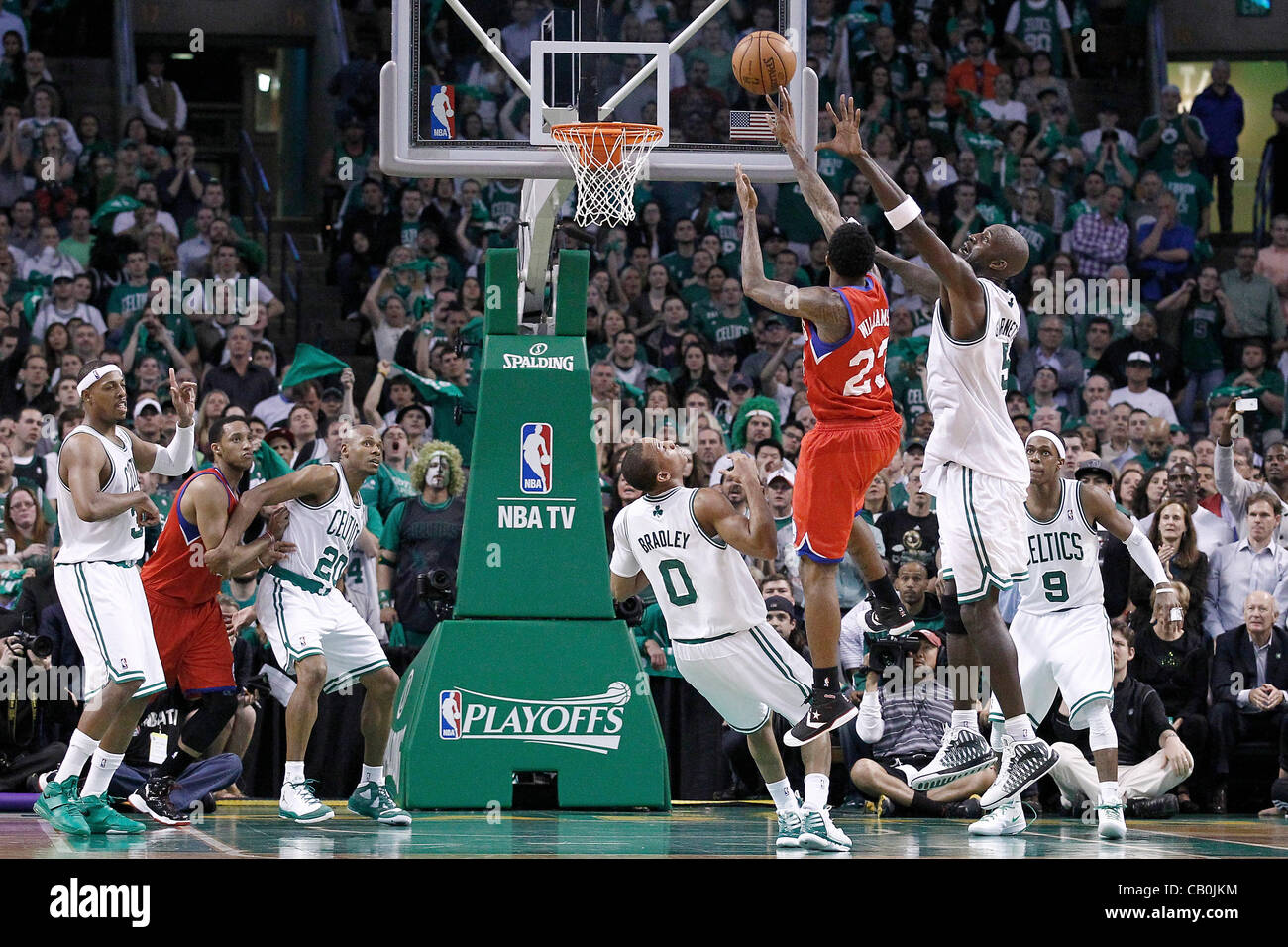 14.05.2012. Boston, Massachusetts. Philadelphia Sixers point guard Lou Williams (23) prend un jumpshot sur Boston Celtics avant Kevin Garnett (5) au cours de la Philadelphia Sixers 82-81 victoire sur les Celtics de Boston, dans le jeu 2 de la demi-finale de conférence de l'Est de la série éliminatoire, au Ba TD Banque D'Images
