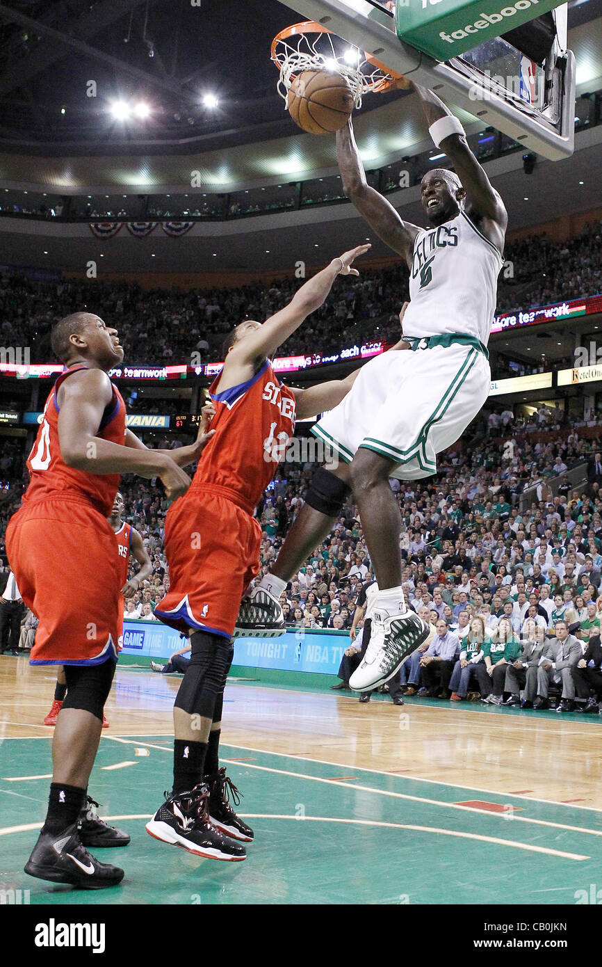 14.05.2012. Boston, Massachusetts. Boston Celtics avant Kevin Garnett (5) dunks la balle sur Philadelphia Sixers shooting guard Evan Turner (12) lors de la Philadelphia Sixers 82-81 victoire sur les Celtics de Boston, dans le jeu 2 de la demi-finale de conférence de l'Est de la série éliminatoire, à la Banque TD Banque D'Images