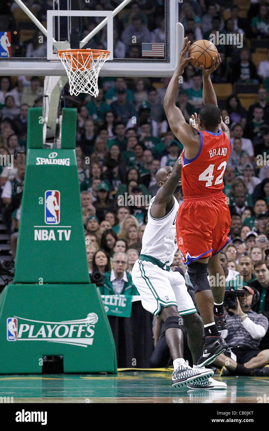 14.05.2012. Boston, Massachusetts. Philadelphia Sixers avant d'Elton Brand (42) prend un jumpshot sur Boston Celtics avant Kevin Garnett (5) au cours de la Philadelphia Sixers 82-81 victoire sur les Celtics de Boston, dans le jeu 2 de la demi-finale de conférence de l'Est de la série éliminatoire, à la DT B Banque D'Images