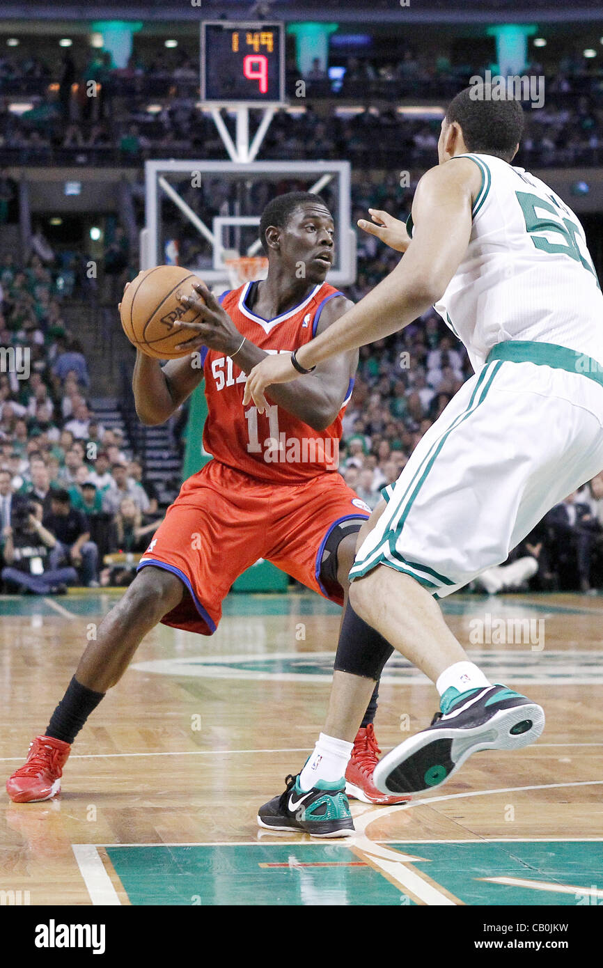 14.05.2012. Boston, Massachusetts. Philadelphia Sixers Jrue Holiday point guard (11) ressemble à plat la balle dans la circulation pendant les Sixers de Philadelphie 82-81 victoire sur les Celtics de Boston, dans le jeu 2 de la demi-finale de conférence de l'Est de la série éliminatoire, au TD Banknorth Garden, Boston, Massachuset Banque D'Images