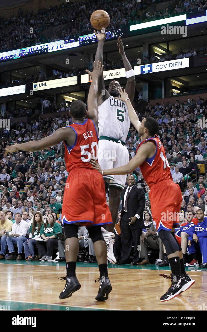 14.05.2012. Boston, Massachusetts. Boston Celtics avant Kevin Garnett (5) prend un jumpshot Sixers de Philadelphie avant de pouvoir Lavoy Allen (50) et Philadelphie Sixers garde Evan Turner de tir (12) lors de la Philadelphia Sixers 82-81 victoire sur les Celtics de Boston, dans le jeu 2 de l'E Banque D'Images