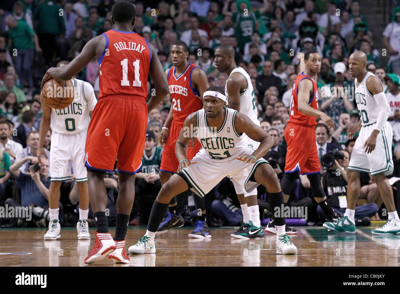 14.05.2012. Boston, Massachusetts. Boston Celtics point guard Calimerotte Dooling (51) défend sur Philadelphia Sixers Jrue Holiday point guard (11) au cours de la Philadelphia Sixers 82-81 victoire sur les Celtics de Boston, dans le jeu 2 de la demi-finale de conférence de l'Est de la série éliminatoire, au TD Banknorth Gard Banque D'Images