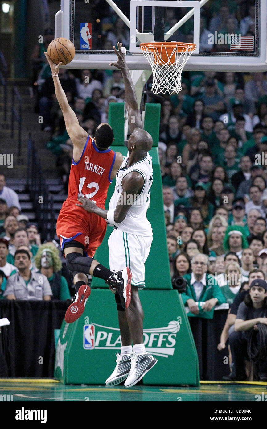 14.05.2012. Boston, Massachusetts. Philadelphia Sixers shooting guard Evan Turner (12) va à le panier au-dessus de Boston Celtics avant Kevin Garnett (5) au cours de la Philadelphia Sixers 82-81 victoire sur les Celtics de Boston, dans le jeu 2 de la demi-finale de conférence de l'Est de la série éliminatoire, à la T Banque D'Images