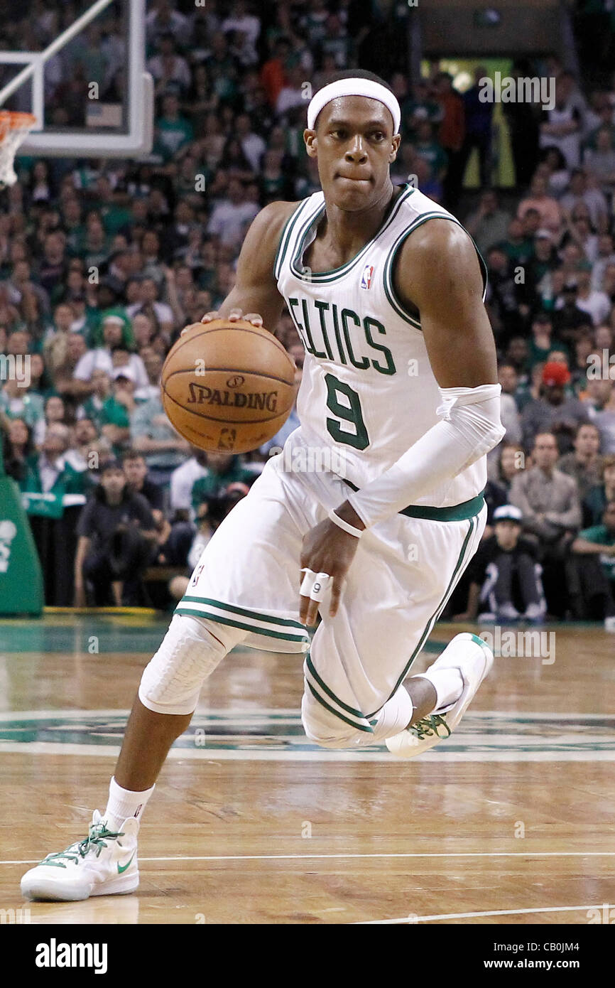 14.05.2012. Boston, Massachusetts. Boston Celtics garde Rajon Rondo (point 9) est perçu au cours de la Philadelphia Sixers 82-81 victoire sur les Celtics de Boston, dans le jeu 2 de la demi-finale de conférence de l'Est de la série éliminatoire, au TD Banknorth Garden, Boston, Massachusetts, USA. Banque D'Images