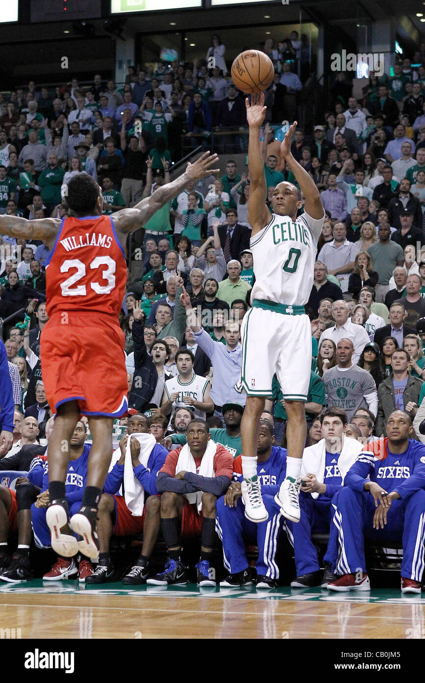 14.05.2012. Boston, Massachusetts. Boston Celtics shooting guard Avery Bradley (0) prend un jumpshot Sixers de Philadelphie au point guard Lou Williams (23) au cours de la Philadelphia Sixers 82-81 victoire sur les Celtics de Boston, dans le jeu 2 de la demi-finale de conférence de l'Est de la série éliminatoire, à la DT B Banque D'Images