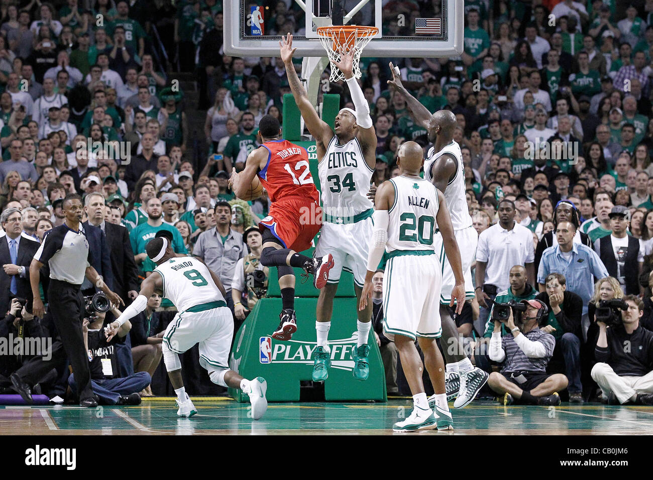 14.05.2012. Boston, Massachusetts. Philadelphia Sixers shooting guard Evan Turner (12) va pour la layup contre Boston Celtics Paul Pierce petite (34) au cours de la Philadelphia Sixers 82-81 victoire sur les Celtics de Boston, dans le jeu 2 de la demi-finale de conférence de l'Est de la série éliminatoire, à la Banque D'Images