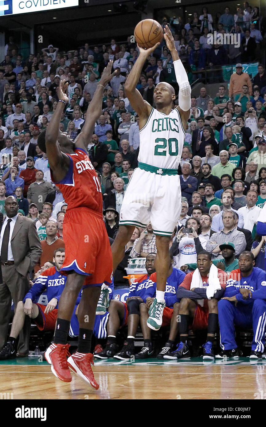14.05.2012. Boston, Massachusetts. Boston Celtics shooting guard Ray Allen (20) prend un jumpshot sur Philadelphie Sixers Jrue Holiday point guard (11) au cours de la Philadelphia Sixers 82-81 victoire sur les Celtics de Boston, dans le jeu 2 de la demi-finale de conférence de l'Est de la série éliminatoire, à la Banque TD Banque D'Images