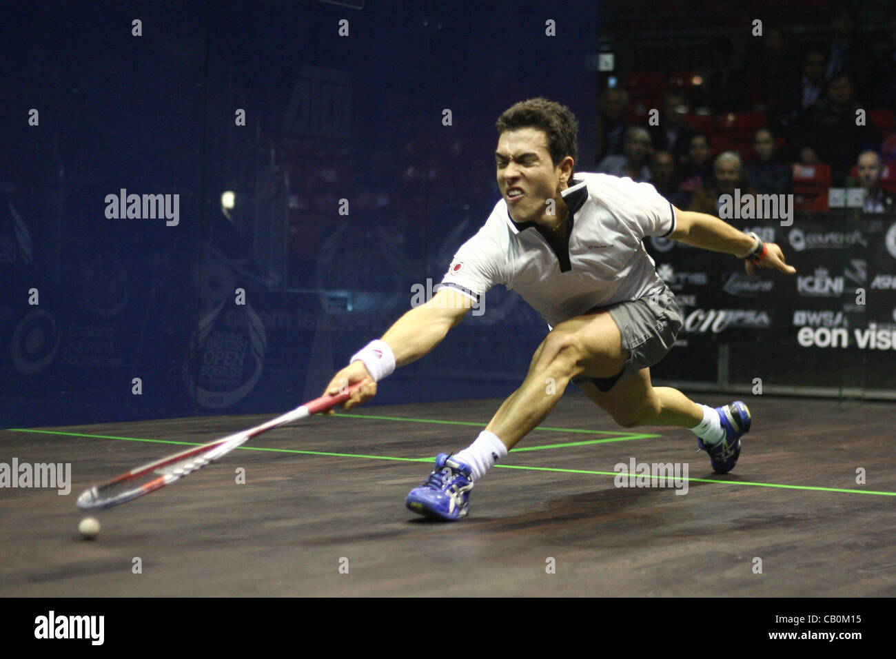 15.05.2012 L'O2, Londres, Angleterre. Miguel Angel Rodriguez (COL) se jette pour une balle contre Jonathan Kemp (ENG) dans leur premier tour du British Open joué à l'O2 arena Banque D'Images