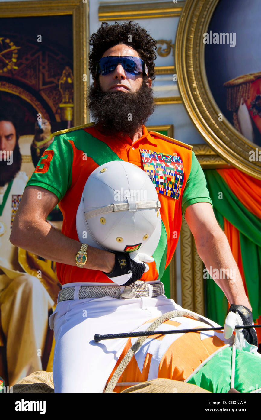 Sacha Baron Cohen acteur habillé en caractère comme 'le dictateur' au photocall du film 'Le Dictateur' au 65e Festival de Cannes 2012. Mer 16/mai/2012, Hôtel Carlton, Cannes, France Banque D'Images