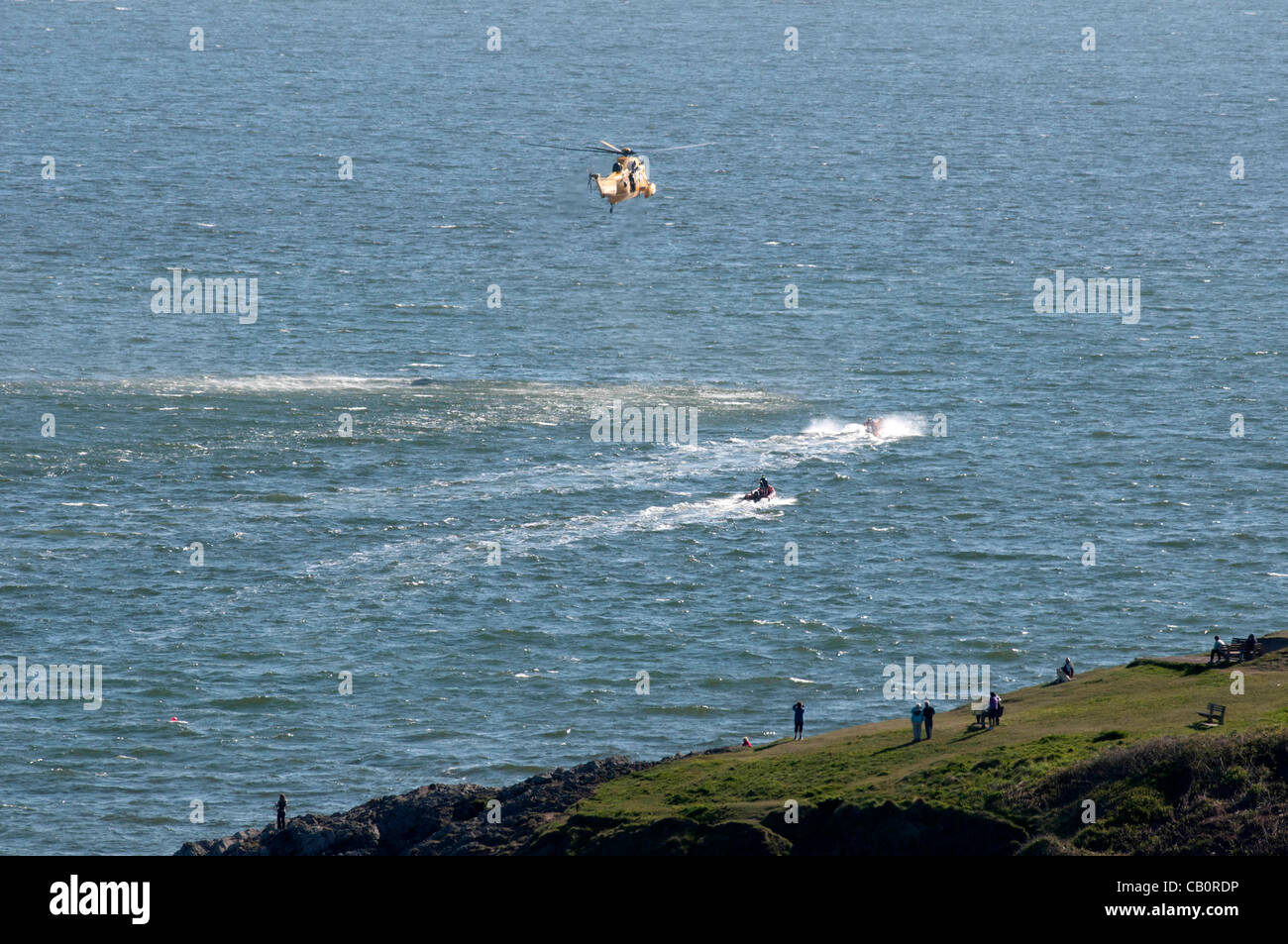 Langland Bay - Swansea - UK - 16 mai 2012 - exercice de sauvetage à Langland Bay près de Swansea cet après-midi concernant le sauvetage de Mumbles, RAF, hélicoptère Seaking et l'embarcation de pêche côtière Mumbles Langland Bay surf Patrouille de sauvetage. Banque D'Images