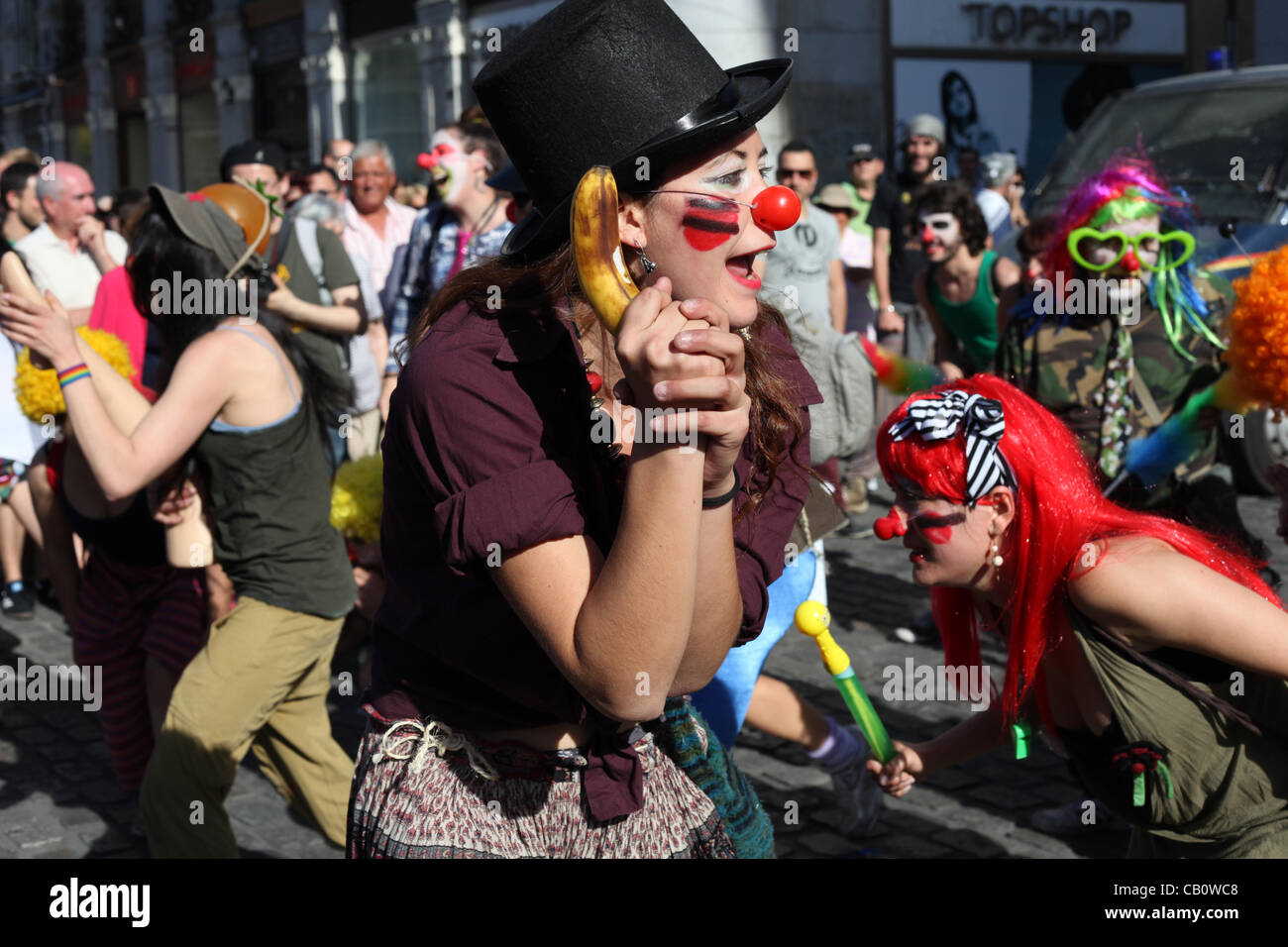 Madrid, Espagne. Les manifestants déguisés en clowns créer une atmosphère amusante au cours d'une protestation massive qui a eu lieu à la Puerta del Sol pour marquer le premier anniversaire du mouvement de l'Espagne Indignado le 15 mai 2012. Des manifestations similaires ont eu lieu à travers le monde après le mouvement initial a démarré il y a un an. Banque D'Images