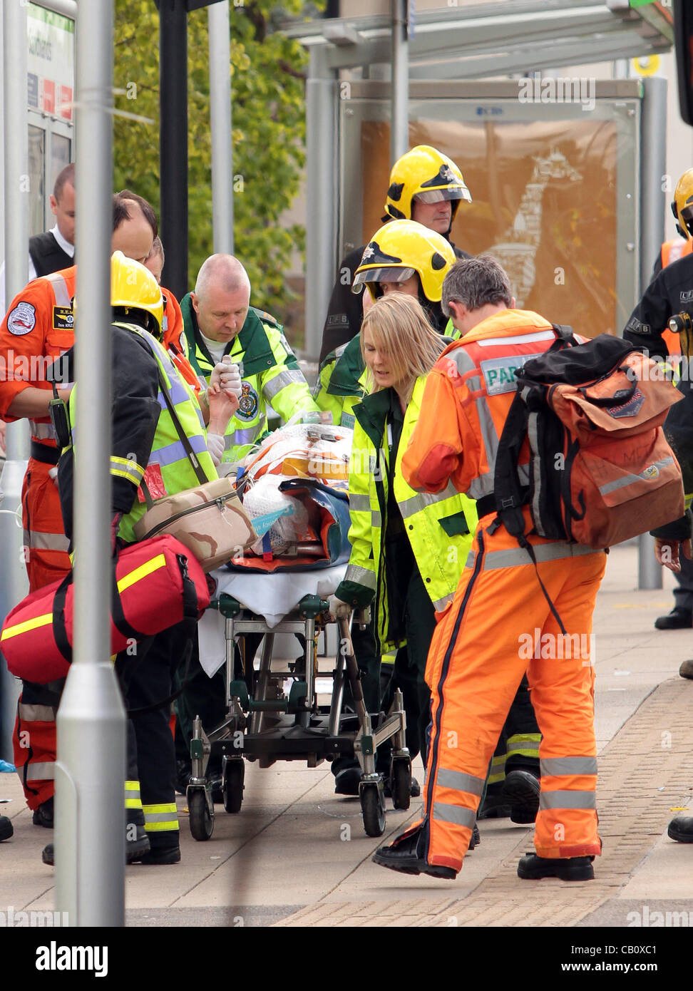 Croydon UK. 16 mai, 2012 . Une femme de 28 ans a été traîné 30m dans un tram à Croydon, dans le sud de Londres après avoir essayé de traverser les lignes de tram. Autour de 50 services d'urgence y compris les pompiers, ambulanciers et policiers étaient sur place pour extraire la victime de sous le tramway. Elle a été emmenée à l'hôpital par ambulance aérienne. Banque D'Images