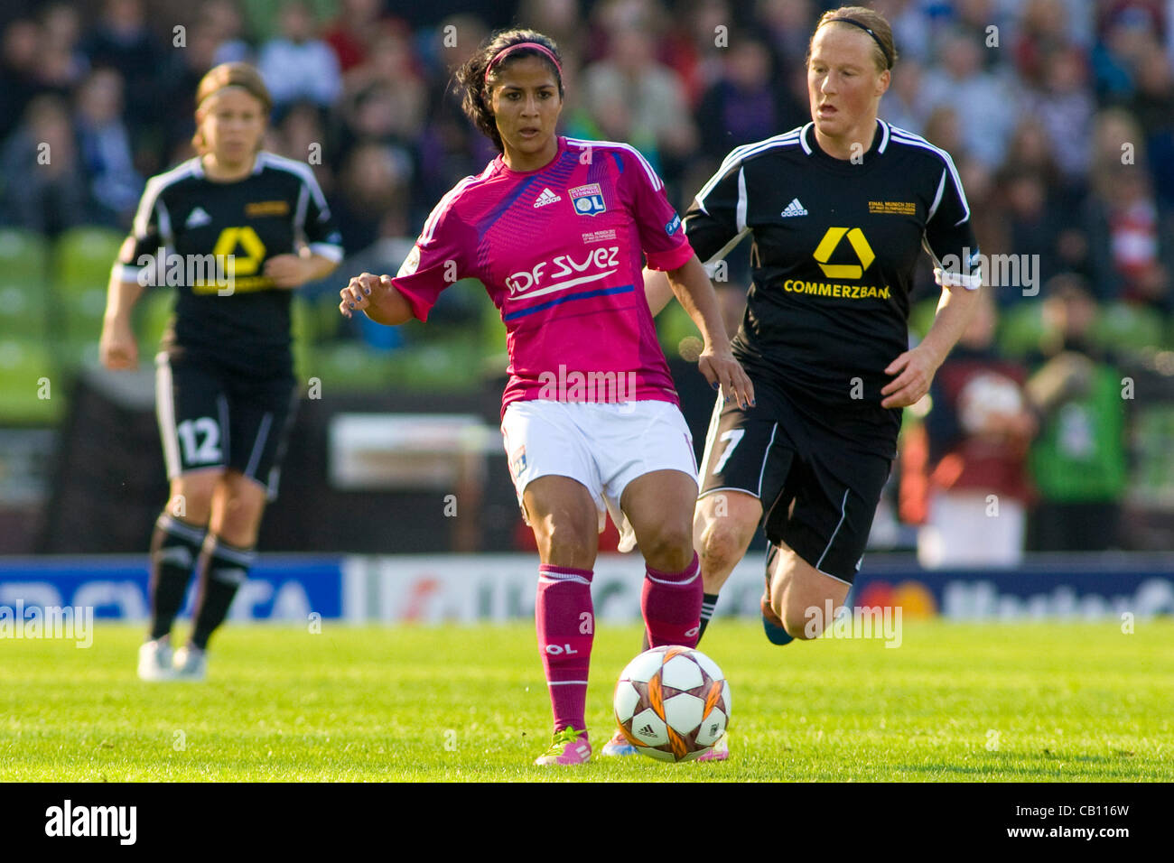 17/05/2012 Munich, Allemagne, Lyon, le milieu de terrain du Costa Rica Shirley Cruz Traña de Francfort et le milieu de terrain allemand Melanie Behringer en action au cours de la finale de la Ligue des champions pour les femmes ont joué à l'Olympia Stadion et contestée par la France à partir de Lyon olympique et FFC Frankurt de Allemagne. Banque D'Images