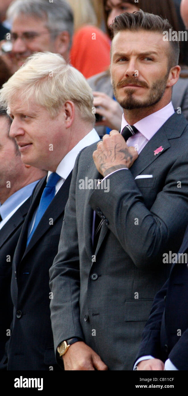 17 mai 2012 - Athènes, Grèce - star du football britannique DAVID BECKAM assiste à la cérémonie de remise de la flamme olympique au stade Panathénaïque. Les fonctionnaires grecs donnant à la flamme pour les fonctionnaires britanniques avant les Jeux de 2012 à Londres. (Crédit Image : © Vafeiadakis ZUMAPRESS.com) Aristidis/ Banque D'Images