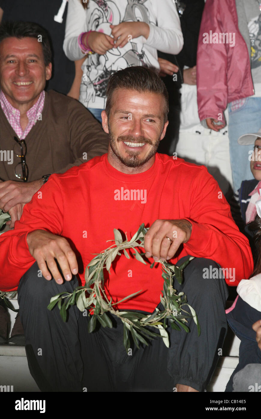 18 mai 2012 - Athènes, Grèce - star du football britannique DAVID BECKAM et olympique de Londres président Sebastian Coe s'asseoir avec les élèves de l'école primaire expérimentale Univercity Athènes un jour après la cérémonie de passation de la flamme olympique. (Crédit Image : © Vafeiadakis ZUMAPRESS.com) Aristidis/ Banque D'Images