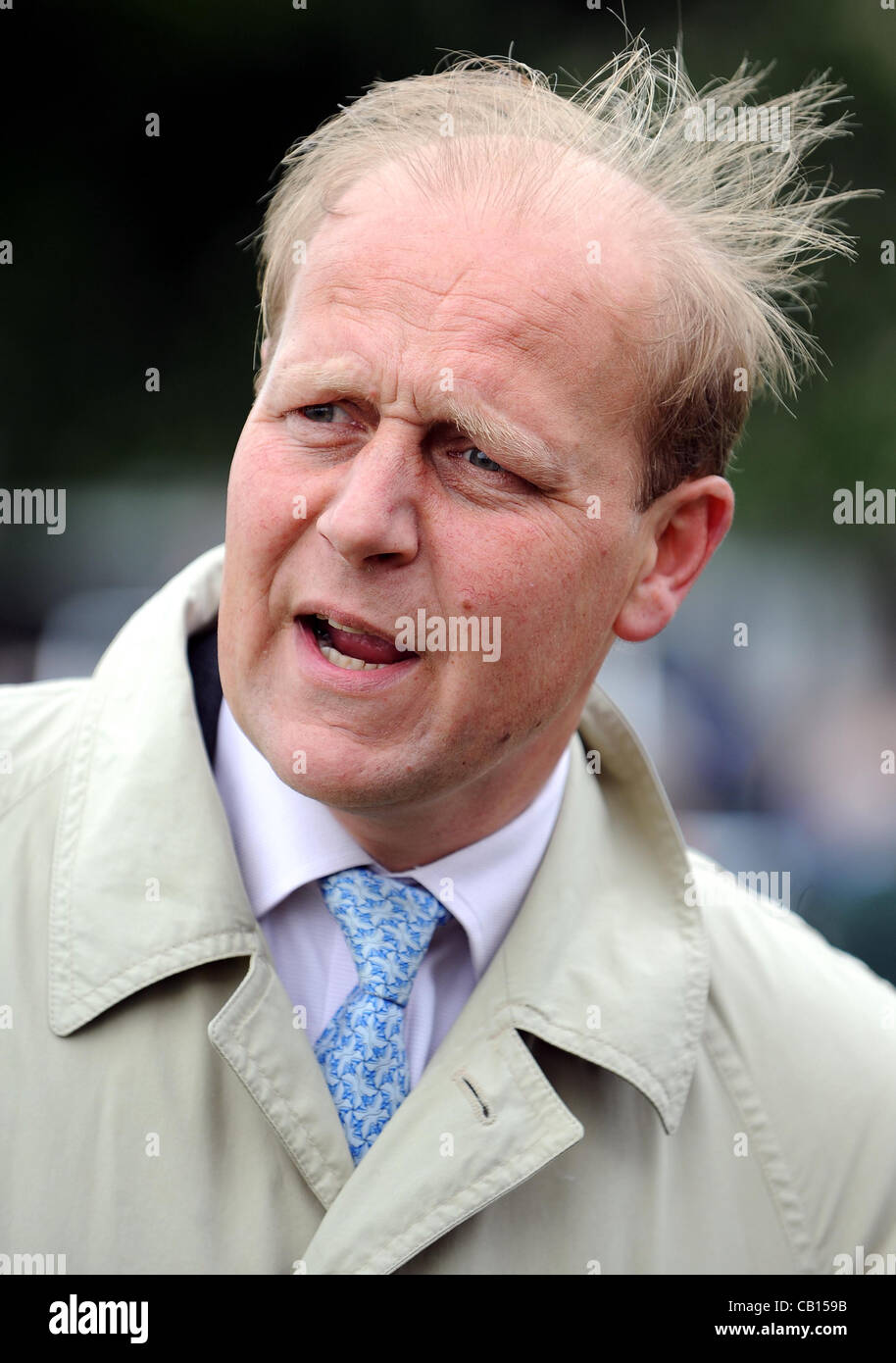 Entraîneur de chevaux de course DUNLOP ED DE CADE ROUGE l''HIPPODROME DE YORK YORK ANGLETERRE 18 Mai 2012 Banque D'Images