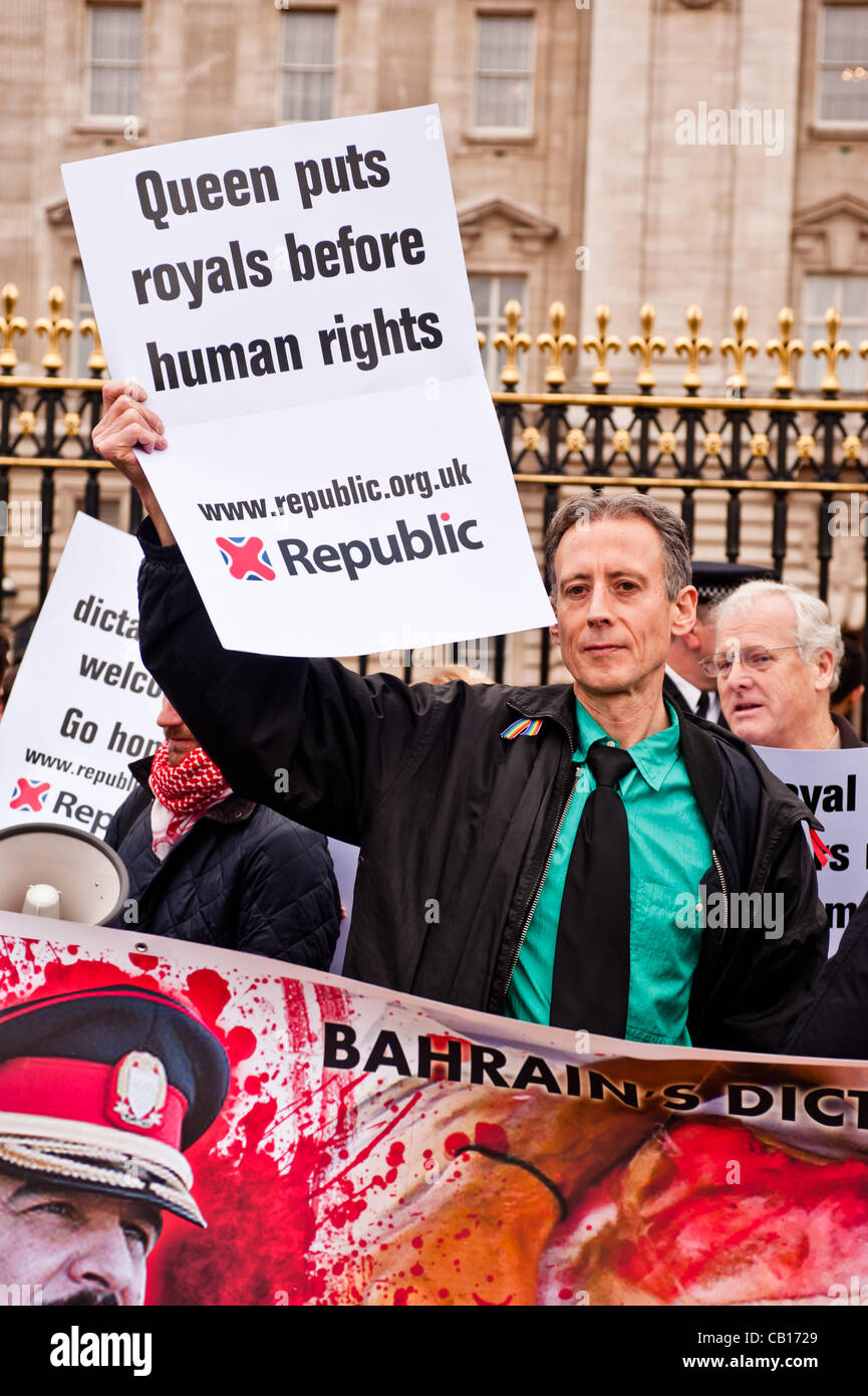 Londres, Royaume-Uni - 18 mai 2012 : Peter Tatchell, militant des droits de l'homme rejoint les manifestants devant le palais de Buckingham pour dénoncer la présence du Roi de Bahreïn et de leaders d'autres pays en visite au palais de Buckingham pour le Jubilé de la Reine. Banque D'Images