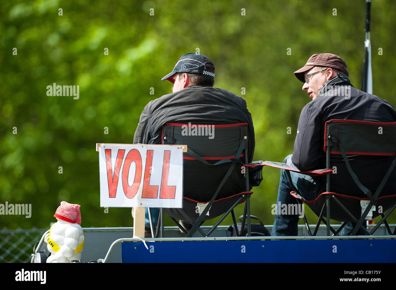 L'observation des fans lors des qualifications pour le Nürburgring 24 heures de course près de Nurburg, Allemagne le 18 mai 2012. Photo : Matt Jacques Banque D'Images