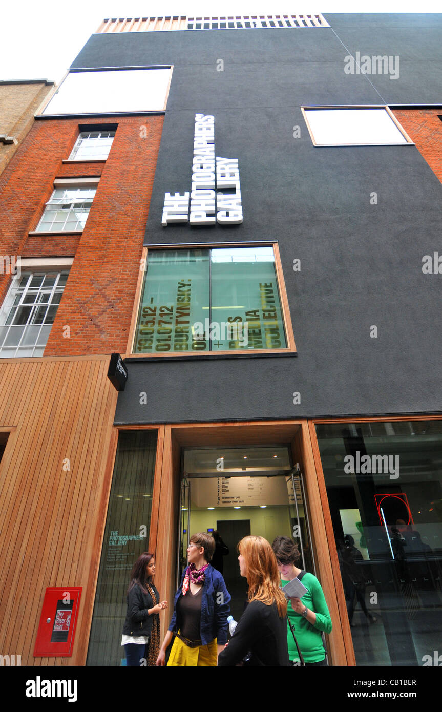 Les visiteurs à la porte de la Photographers Gallery à Londres en tant qu'il ouvre à nouveau après avoir été fermée pendant 18 mois pour rénovation. Samedi 19 Mai 2012 Banque D'Images