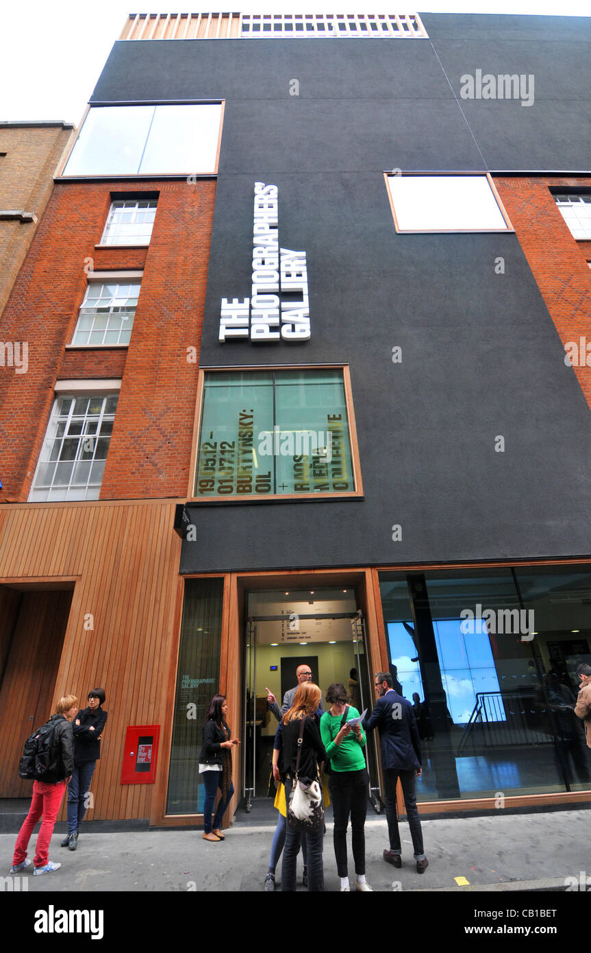Les visiteurs à la porte de la Photographers Gallery à Londres en tant qu'il ouvre à nouveau après avoir été fermée pendant 18 mois pour rénovation. Samedi 19 Mai 2012 Banque D'Images