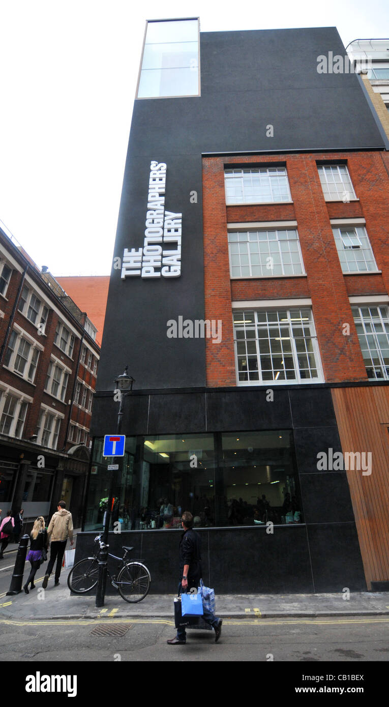 Les gens passent devant la Photographers Gallery à Londres en tant qu'il ouvre à nouveau après avoir été fermée pendant 18 mois pour rénovation. Samedi 19 Mai 2012 Banque D'Images