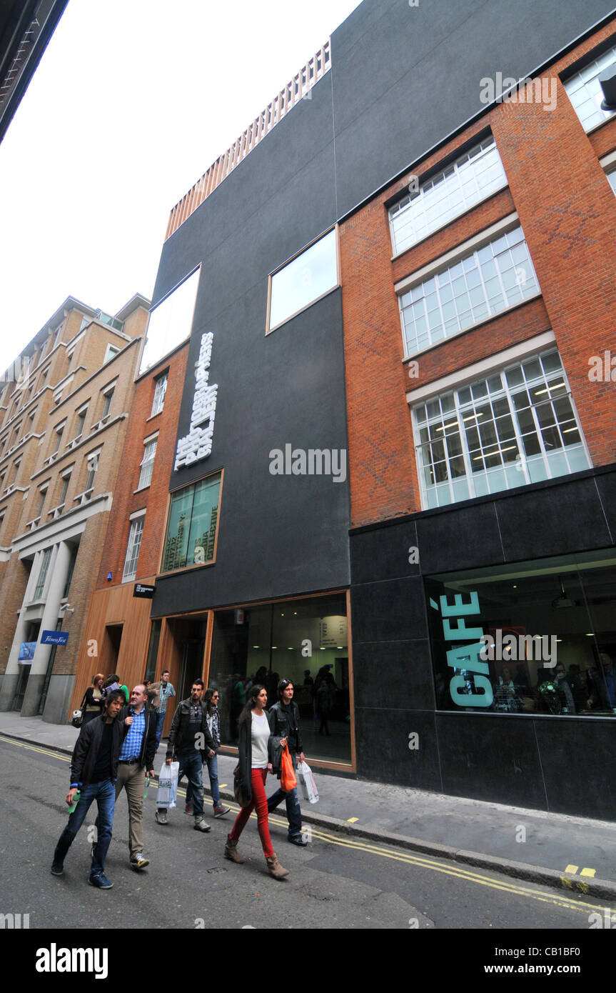 Les gens passent devant l'entrée de la Photographers Gallery à Londres en tant qu'il ouvre à nouveau après avoir été fermée pendant 18 mois pour rénovation. Samedi 19 Mai 2012 Banque D'Images