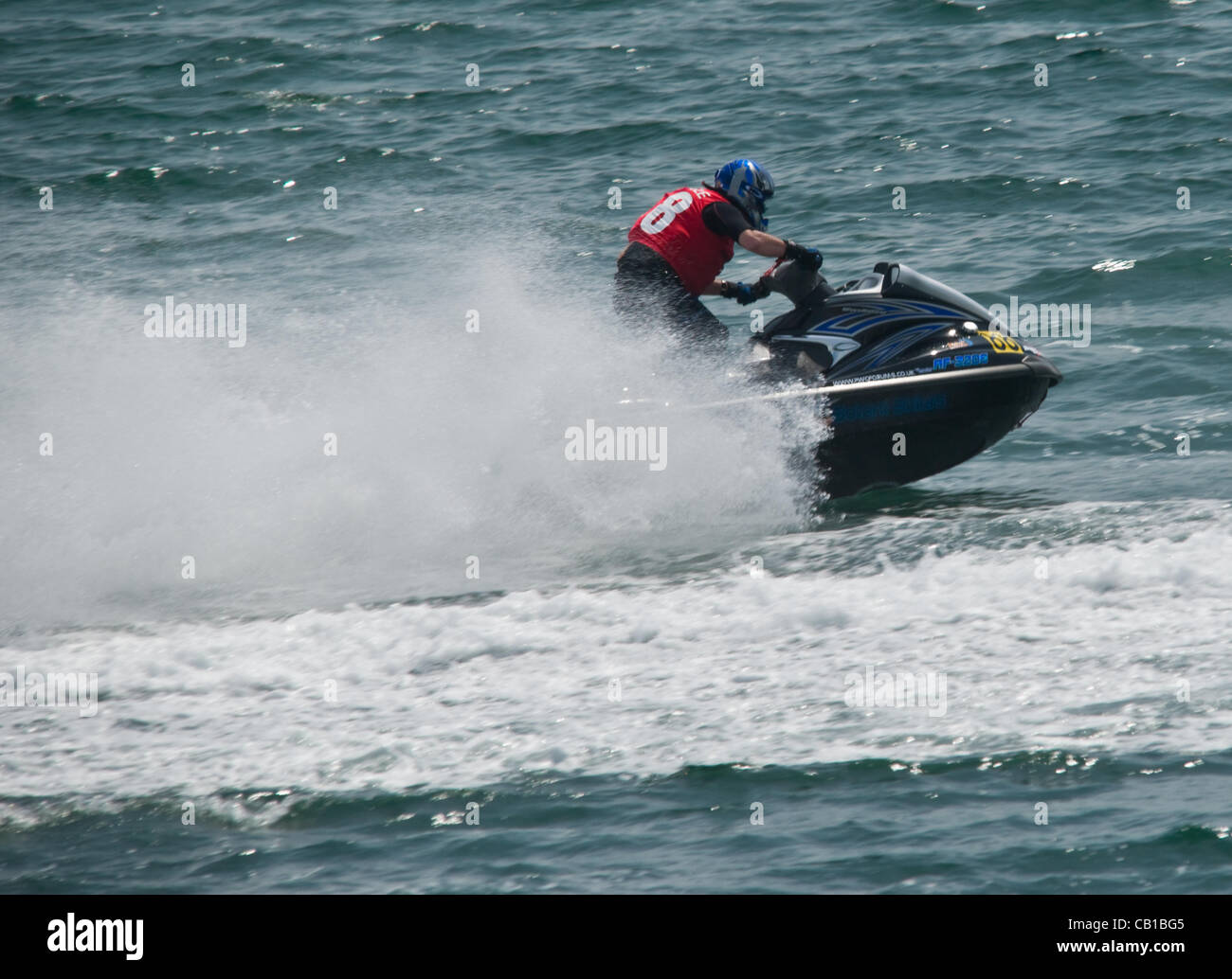 Un P1 jet ski racer, accélère l'ensemble de Plymouth au cours de la première journée de course. Banque D'Images