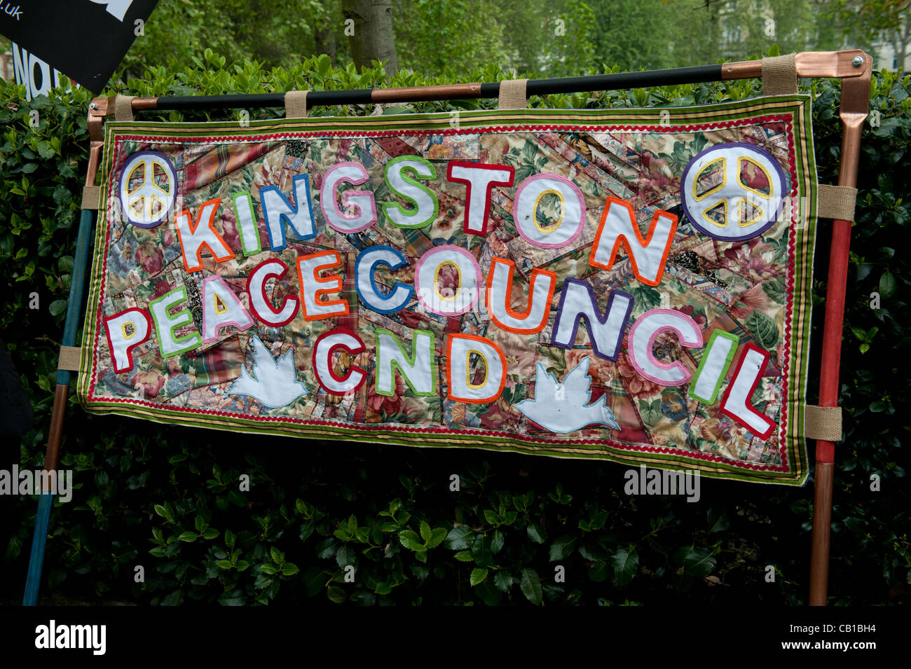Londres - 19 mai 2012 - CND et la Coalition contre la guerre s'unir devant l'ambassade américaine à Grosvenor Square à Londres pour dire "Non à l'OTAN' Exécuter pour coïncider avec des manifestations ayant lieu à Chicago USA devant le président Barack Obama prononce un discours à l'OTAN Banque D'Images