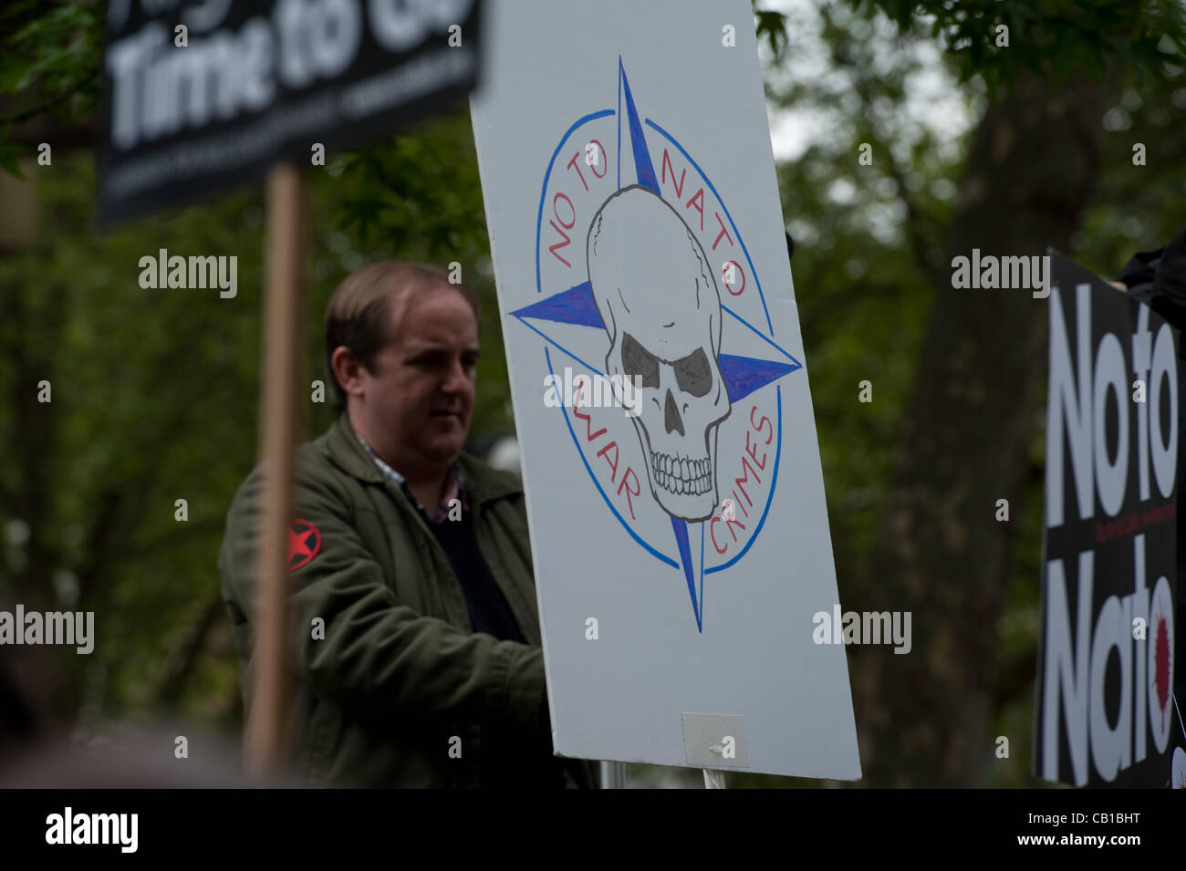 Londres - 19 mai 2012 - CND et la Coalition contre la guerre s'unir devant l'ambassade américaine à Grosvenor Square à Londres pour dire "Non à l'OTAN' Exécuter pour coïncider avec des manifestations ayant lieu à Chicago USA devant le président Barack Obama prononce un discours à l'OTAN Banque D'Images