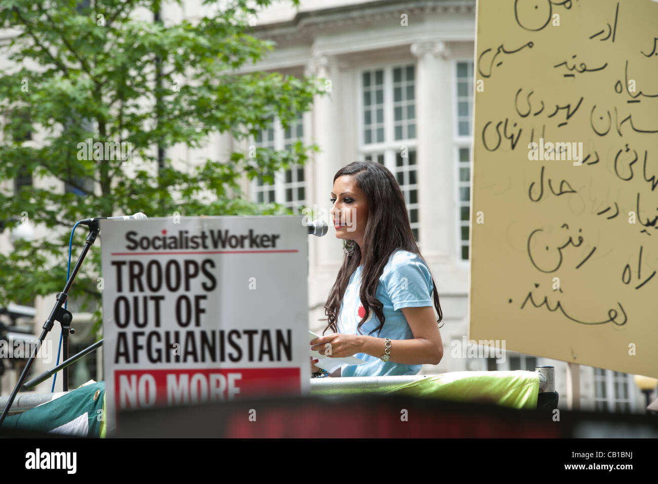 Londres - 19 mai 2012 - CND et la Coalition contre la guerre s'unir devant l'ambassade américaine à Grosvenor Square à Londres pour dire "Non à l'OTAN' Exécuter pour coïncider avec des manifestations ayant lieu à Chicago USA devant le président Barack Obama prononce un discours à l'OTAN Banque D'Images