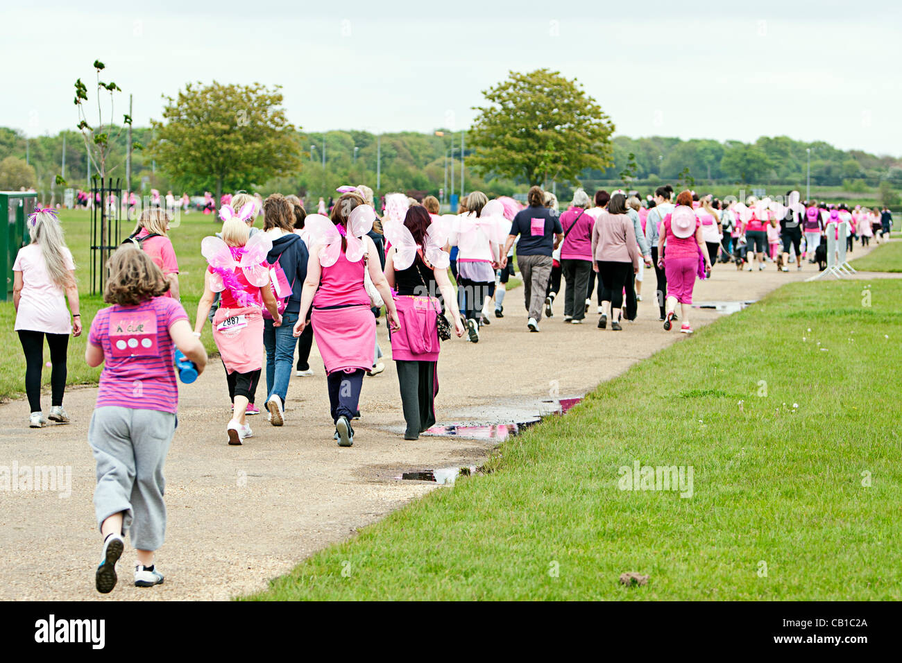 Foule marche à la course de la recherche sur le cancer pour la vie à Norwich Showground, Norwich, Norfolk, Royaume-Uni le 19 mai 2012 Banque D'Images