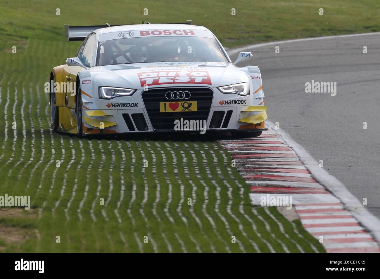 19.05.2012. Brands Hatch, Kent, Angleterre. Timo Scheider Brands Hatch essai voiture Audi A5 DTM Audi Sport team 4 Abbé ligne va hors ligne dans un coin Banque D'Images