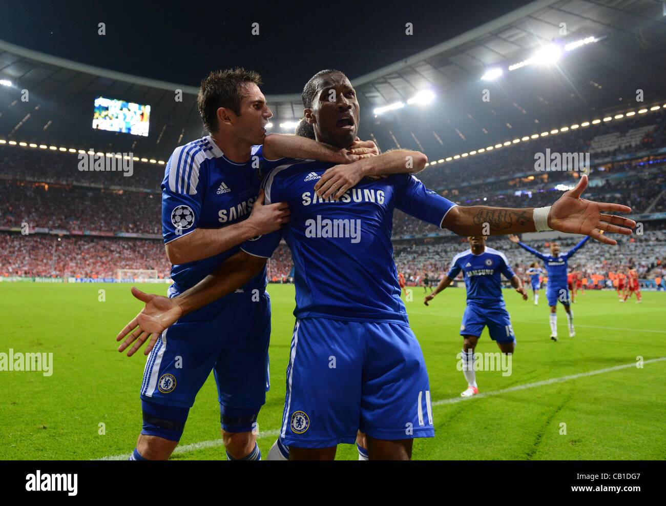 19.05.2012. Munich, Allemagne. La Chelsea Didier Drogba (R) célèbre avec Frank Lampard (L) après avoir marqué le but pour 1-1 lors de la finale de football de l'UEFA Champions League entre le FC Bayern Munich et Chelsea FC Stade de Football à Munich à Munich, Allemagne, 19 mai 2012. Banque D'Images