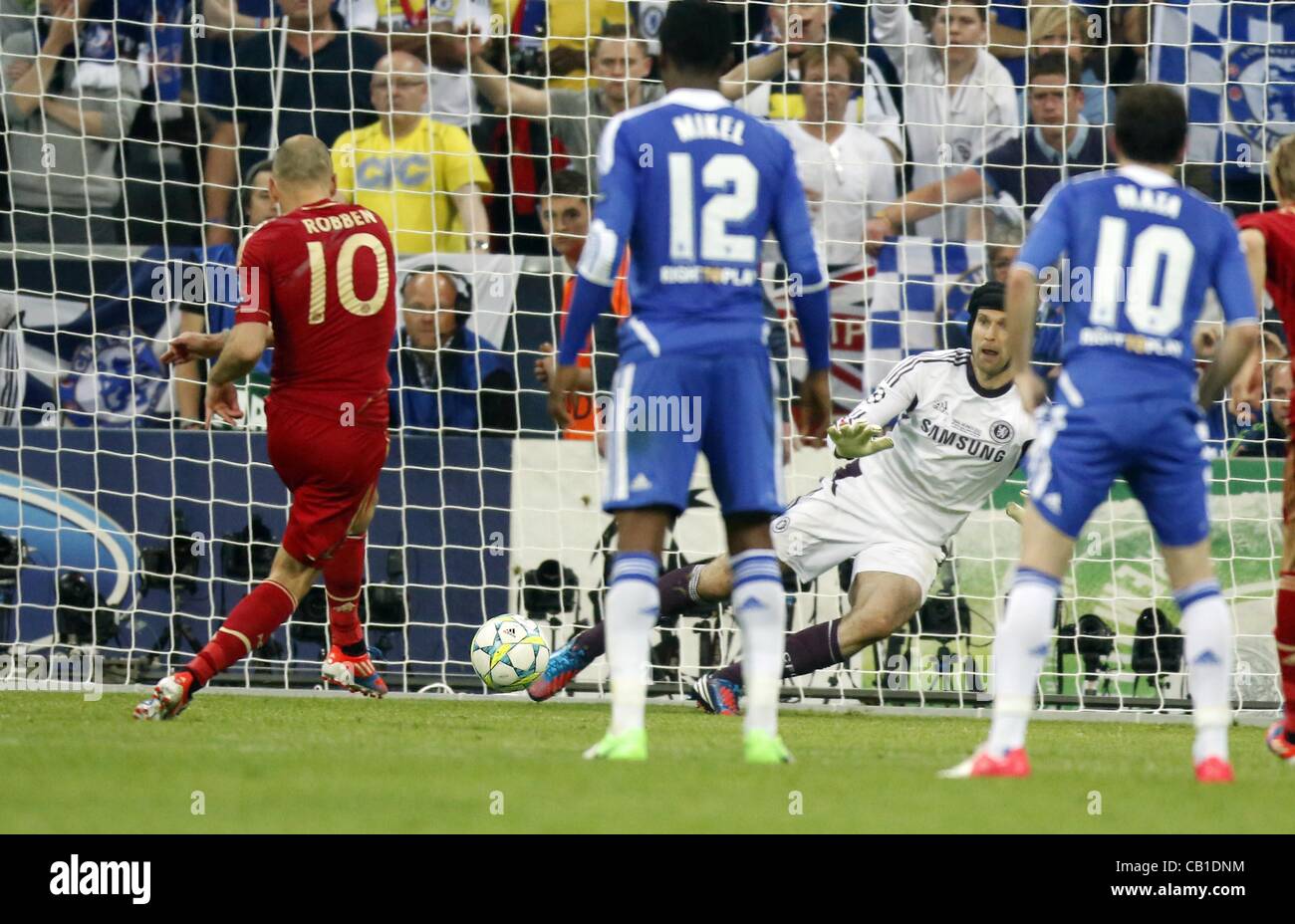 Arjen Robben, # 10 verschiesst FCB gegen Petr CECH, Chelsea1 FC BAYERN MUNICH - Chelsea FC (3 -4 )n.E Fussball Herren Ligue des Champions Finale, Allianz Arena, Munich, 19.05.2012 CL Saison 2011/2012 Fotograf : Peter Schatz Banque D'Images