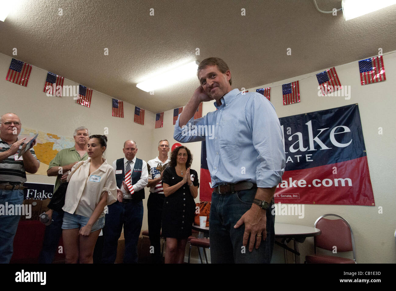 19 mai 2012 - Tucson, États-Unis - Rempl. Jeff Flake (R-Arizona), des entretiens avec le personnel et consituents à l'ouverture de son bureau de Tucson le 19 mai 2012. Flake est un candidat pour l'exécution de GOP Sénat américain contre challenger principal W. Cardon. Dans ses 100 ans en tant qu'Etat, Arizona) a envoyé 10 sénateurs à Washington Banque D'Images