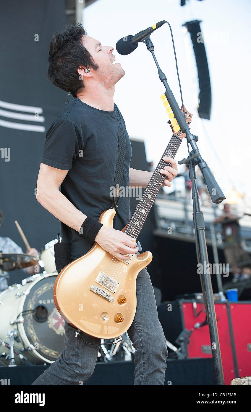 19 mai 2012 - Columbus, Ohio, USA - chanteur / guitariste PETE LOEFFLER de la bande w111 il se produit dans le cadre de la 6e conférence annuelle sur la gamme Rock Music Festival, qui se déroule à la crew Stadium situé à Columbus. Copyright 2012 Jason Moore. (Crédit Image : © Jason Moore/ZUMAPRESS.com) Banque D'Images