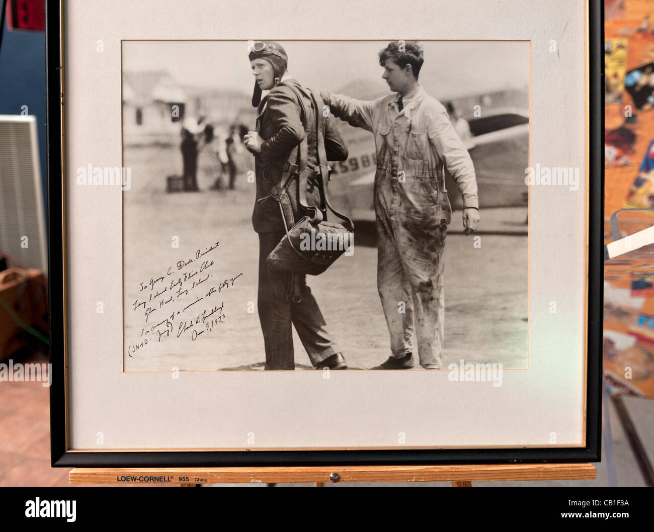 Célébration du 85e anniversaire de Charles Lindbergh's historic vol solo à travers l'Atlantique, le samedi 19 mai 2012, au berceau de l'Aviation Museum, Long Island, New York. Photo autographiée de Lindbergh, prise peu de temps avant le vol. Banque D'Images