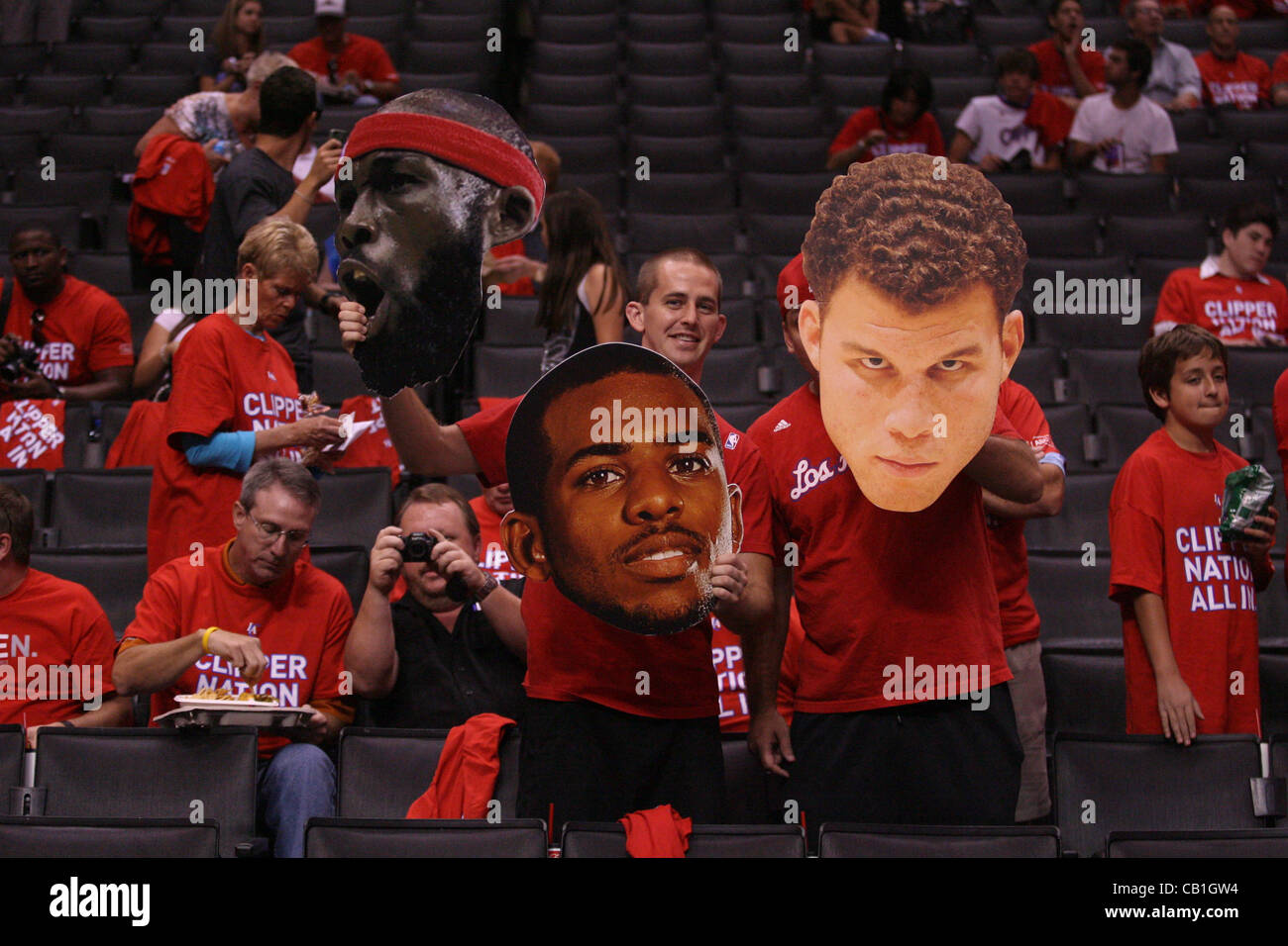 19.05.2012. Staples Center, Los Angeles, Californie. Fans de la Clippers ont signes des joueurs. Les San Antonio Spurs défait les Los Angeles Clippers par le score final de 96-86 dans le jeu 3 de la NBA playoffs au Staples Center dans le centre-ville de Los Angeles CA. Banque D'Images