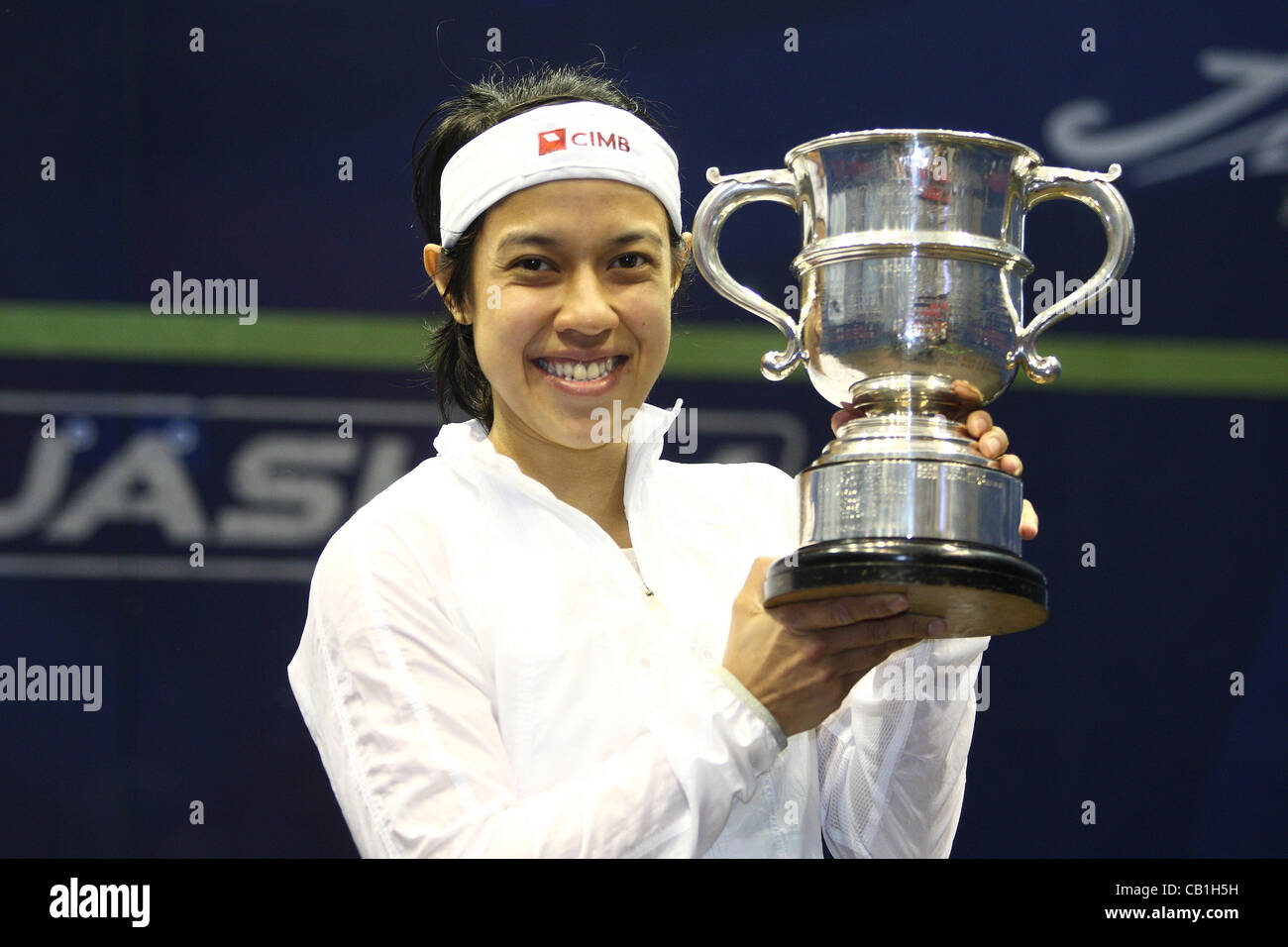 Londres, Angleterre. 20/05/2012. British Open Squash Championships. Le gagnant de la women's British Open Dernière Nicol David (MAS) détient le trophée Banque D'Images