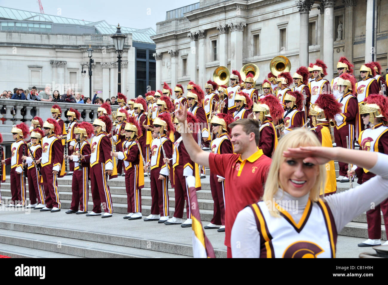 Université de Californie du Sud (USC), l'équipe de football de Troie Marching Band au cours de leur performance sur les marches en face de la National Gallery, Trafalgar Square, Londres, Royaume-Uni. Dimanche 20 Mai 2012 Banque D'Images