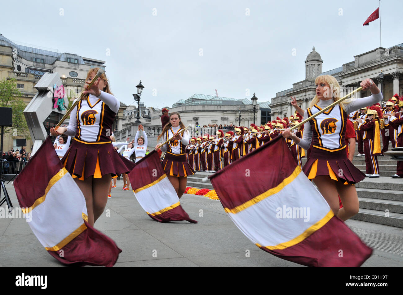 Londres, Royaume-Uni. 20/05/2012. Université de Californie du Sud (USC), l'équipe de football de Troie Marching Band effectuer en face de la Galerie nationale, drapeau balbutie et cheer leaders danser devant le groupe. Banque D'Images