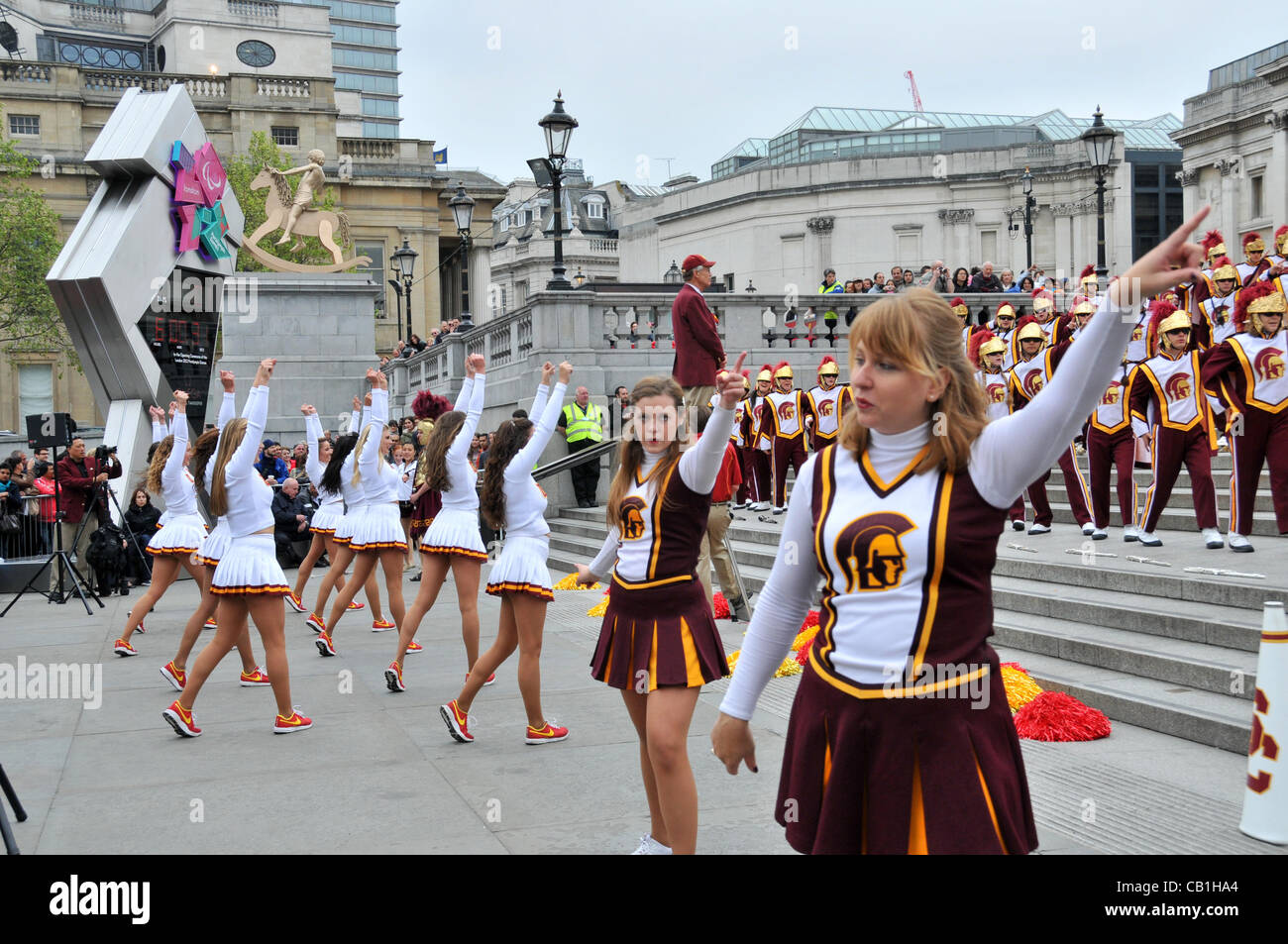 Londres, Royaume-Uni. 20/05/2012. Cheerleaders de l'Université de Californie du Sud (USC), l'équipe de football de Troie Marching Band en face de l'horloge olympique à Trafalgar Square. Banque D'Images