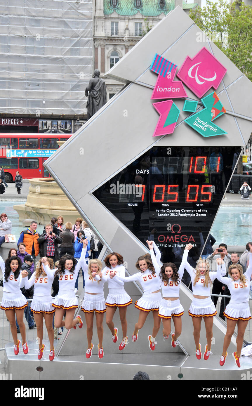 Cheerleaders de l'Université de Californie du Sud (USC), l'équipe de football de Troie Marching Band en face de l'horloge olympique à Trafalgar Square. Dimanche 20 Mai 2012 Banque D'Images