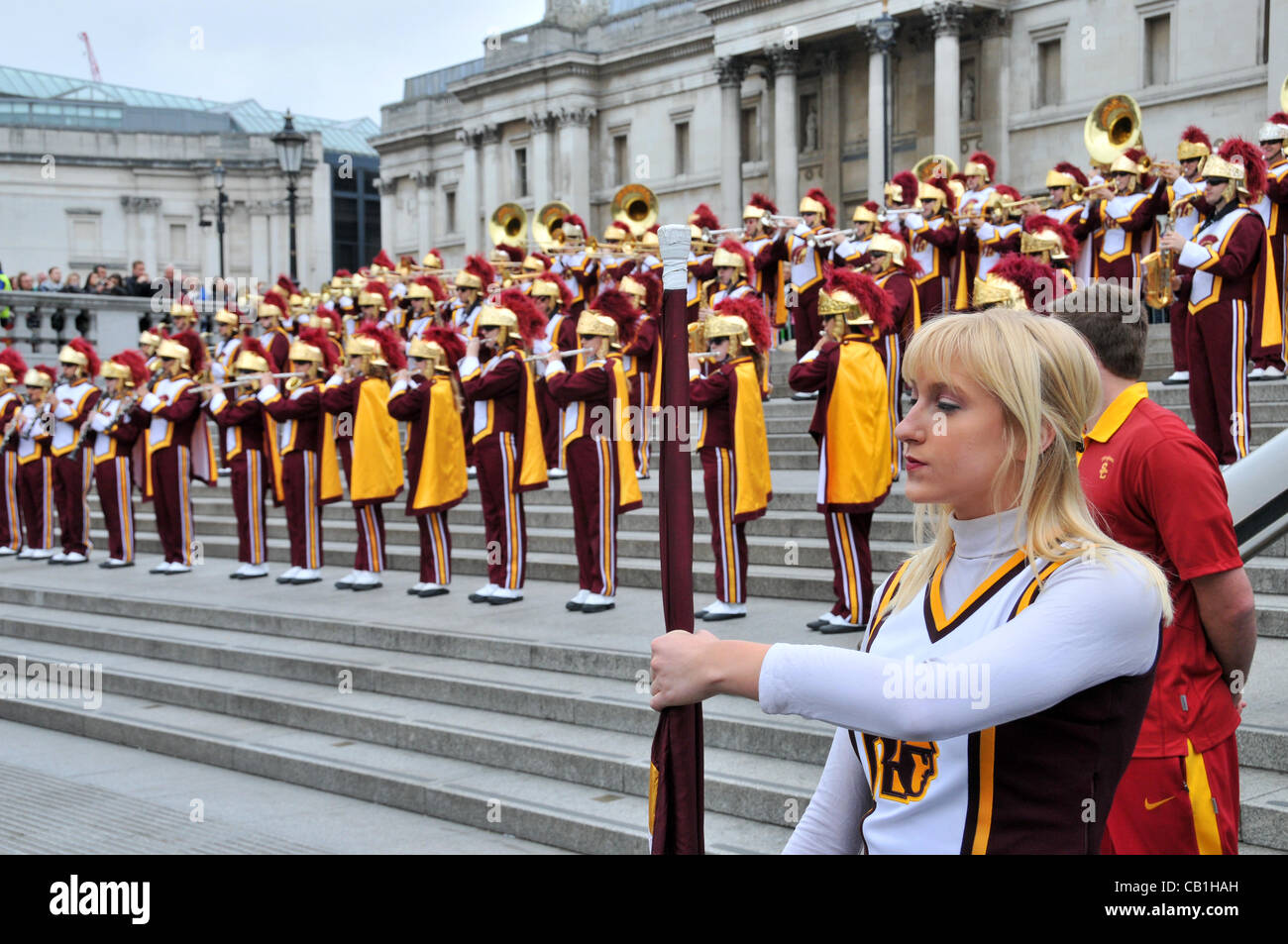 Université de Californie du Sud (USC), l'équipe de football de Troie Marching Band effectuer sur les marches en face de la Galerie nationale. Dimanche 20 Mai 2012 Banque D'Images